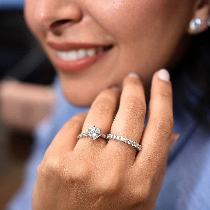 1.00 karat beyaz altın, yuvarlak pırlanta ve yan pırlantalı tektaş yüzük