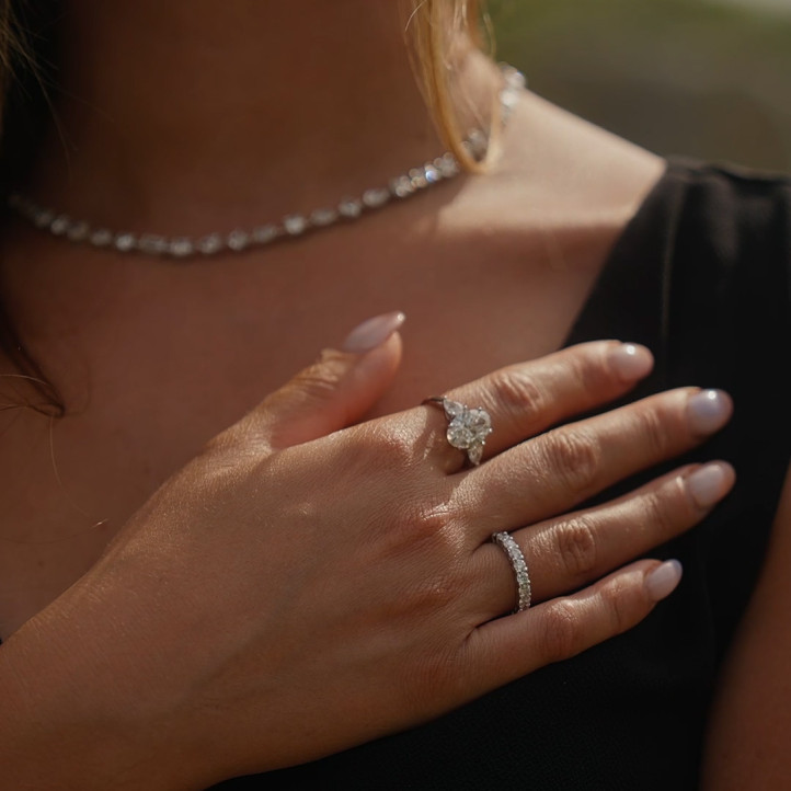 Sarı altın, 3,00 karat oval pırlanta ve her biri 0,35 karat olan yan armut pırlantalı türünün tek örneği üçleme yüzük