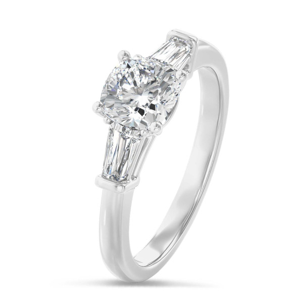 Nişan yüzükleri - Laboratuvarda üretilmiş yastık kesim elmas ve laboratuvarda üretilmiş konik baget taşlarla süslenmiş, beyaz altın 2,00 karatlık üçlü yüzük