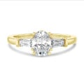 Laboratuvarda üretilmiş oval elmas ve laboratuvarda üretilmiş konik baget taşlarla süslenmiş, sarı altın 2,00 karatlık üçlü yüzük