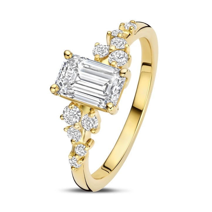 1.00 karat solitaire cluster yüzük. sarı altın ve zümrüt kesim pırlanta
