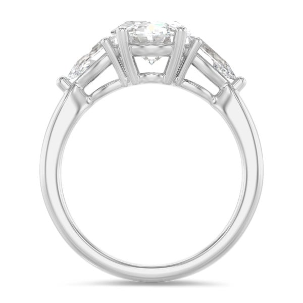 求婚钻戒 - 白金三钻戒指，中间镶嵌3克拉椭圆形主钻，两侧各镶有0.35克拉梨形钻石